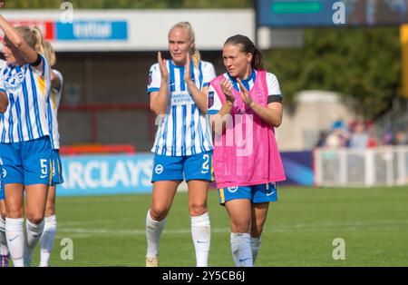 Crawley, Royaume-Uni. 21 septembre 2024. Crawley, Angleterre, 21 septembre 2024 : Fran Kirby (14 Brighton) frappe les supporters après le match de Super League Barclays FA Womens entre Brighton et Hove Albion et Everton au Broadfield Stadium, Crawley. (Tom Phillips/SPP) crédit : photo de presse sportive SPP. /Alamy Live News Banque D'Images