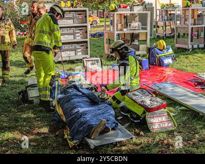 Anti-terreur Übung in Hannover Notfallsanitäter versorgen eine befreite Geisel auf einer Verletztenablage. *** Exercice antiterroriste à Hanovre les ambulanciers paramédicaux d'urgence assistent à un otage libéré sur un râtelier de victimes Copyright : xBerndxGüntherx Banque D'Images