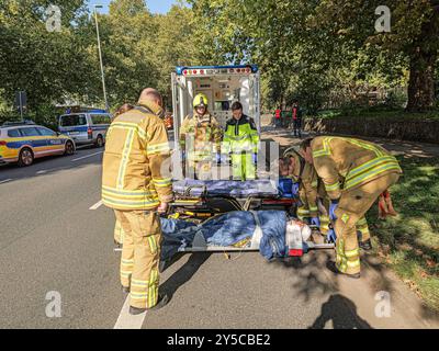 Anti-terreur Übung in Hannover Umladen eines Verletzten zum transport durch einen Rettungswagen ins Krankenhaus. *** Exercice antiterroriste à Hanovre rechargement d'une personne blessée pour transport en ambulance à l'hôpital Copyright : xBerndxGüntherx Banque D'Images