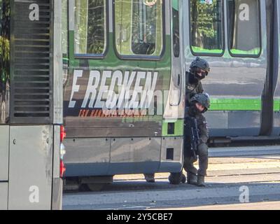 Anti-terreur Übung in Hannover SEK-Beamte versuchen sich dem bus mit dem Geiselnehmer zu nähern. *** Exercice antiterroriste à Hanovre les officiers SEK tentent d'approcher le bus avec le preneur d'otages Copyright : xBerndxGüntherx Banque D'Images