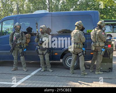 Anti-terreur Übung in Hannover Spezialeinsatzkommando der Polizei nähert sich dem bus mit dem Täter. *** Exercice antiterroriste à Hanovre une force spéciale de police s'approche de l'autobus avec l'auteur Copyright : xBerndxGüntherx Banque D'Images