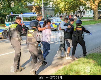 Anti-terreur Übung à Hanovre Polizeibeamte bringen verletzte Geisel au Sicherheit. *** Exercice antiterroriste à Hanovre les policiers mettent en otage les blessés Copyright : xBerndxGüntherx Banque D'Images