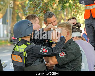 Anti-Terror Übung in Hannover Erstversorgung verletzter Geisel durch Polizeikräfte nach deren Rettung aus dem Gebäude. *** Exercice antiterroriste à Hanovre traitement initial des otages blessés par les forces de police après leur sauvetage du bâtiment Copyright : xBerndxGüntherx Banque D'Images