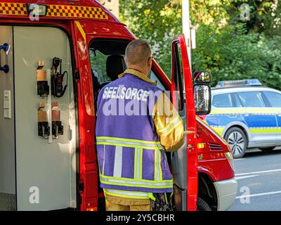 Anti-terreur Übung in Hannover Seelsorger kümmern sich vor Ort um Einsatzkräfte und befreite Geisel. *** Exercice antiterroriste à Hanovre aumôniers soignent les services d'urgence et libèrent l'otage sur le site Copyright : xBerndxGüntherx Banque D'Images