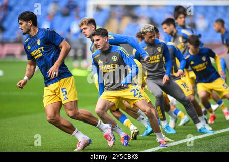 Sam Byram de Leeds United et le reste de l'équipe de leeds pendant l'échauffement avant le match du Sky Bet Championship Cardiff City vs Leeds United au Cardiff City Stadium, Cardiff, Royaume-Uni, 21 septembre 2024 (photo Craig Thomas/News images) Banque D'Images