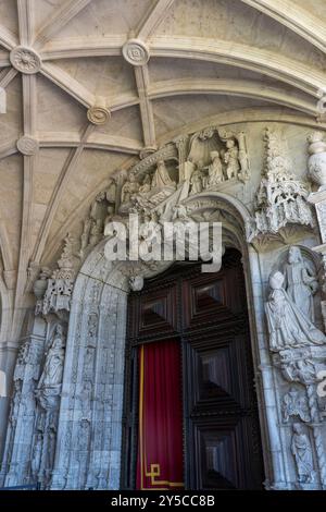 Le monastère de Jerónimos , le portail occidental, transition du style gothique à la Renaissance, par le sculpteur Nicolau Chanterene, 1517 Portugal, Europe. Banque D'Images