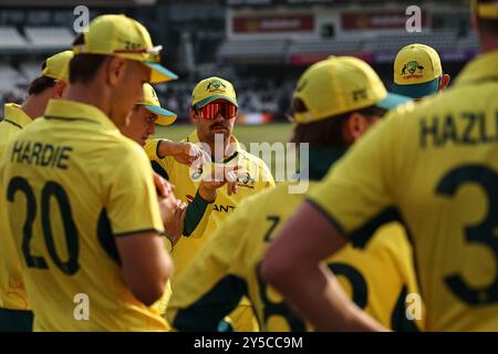 Travis Head of Australia dans la discussion par équipe avant que l'Angleterre ne sorte à la batte lors de la deuxième Metro Bank One Day International England v Australia au Headingley Cricket Ground, Leeds, Royaume-Uni, le 21 septembre 2024 (photo par Mark Cosgrove/News images) Banque D'Images