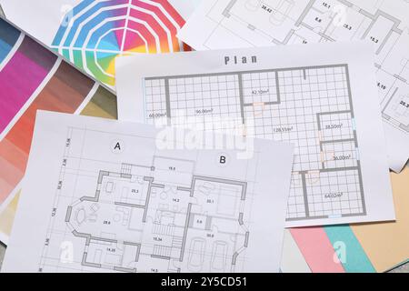 Lieu de travail du concepteur avec plans de maison et palettes de couleurs sur la table, vue de dessus Banque D'Images