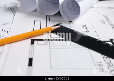 Différents dessins architecturaux, règle et crayon sur la table, gros plan Banque D'Images