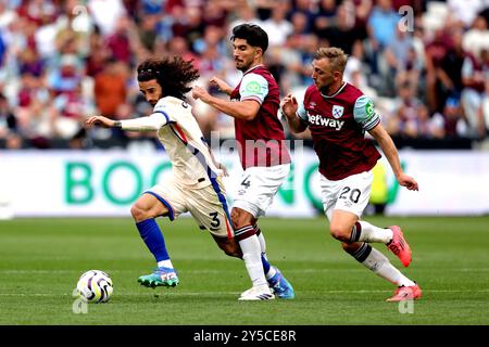 Marc Cucurella de Chelsea avec Carlos Soler de West Ham United et Jarrod Bowen lors du premier League match au London Stadium. Date de la photo : samedi 21 septembre 2024. Banque D'Images