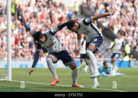 Dominic Solanke de Tottenham Hotspur (à droite) célèbre avoir marqué le premier but de son équipe avec Heung-min, le fils de son coéquipier Tottenham Hotspur, lors du match de premier League au Tottenham Hotspur Stadium, à Londres. Date de la photo : samedi 21 septembre 2024. Banque D'Images