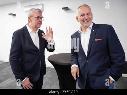 Prague, République tchèque. 21 septembre 2024. De gauche à droite : le vice-président de L'ANO, Karel Havlicek, s'entretient avec le leader de la liste des candidats, le député Tomas Helebrant au siège électoral de la branche de Bohême centrale du mouvement ANO pour les élections régionales et le premier tour des élections sénatoriales, à Prague, en République tchèque, le 21 septembre 2024. Crédit : Michaela Rihova/CTK photo/Alamy Live News Banque D'Images