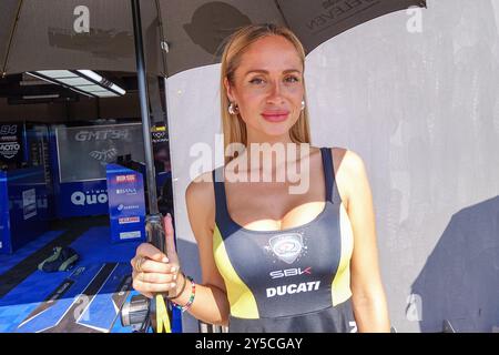 Umbrella Girl pose lors du Championnat du monde FIM Motul Superbike - course 1 de l'Acerbis Italian Round sur le circuit de Cremona à San Martino del Lago le 21 septembre 2024, Cremona, Italie. Banque D'Images