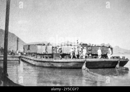 Première Guerre mondiale 1916 North West Frontier, Inde britannique. Ferry sur la rivière Indus transportant les fournitures de l'armée britannique Banque D'Images