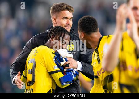 Bruges, Belgique. 18 septembre 2024. BRUGES, BELGIQUE - 18 SEPTEMBRE : Jamie Gittens du Borussia Dortmund interagit avec Alexander Meyer du Borussia Dortmund lors du match de la phase MD1 de la Ligue des Champions League 2024/25 entre le Club Brugge KV et le Borussia Dortmund au Jan Breydelstadion le 18 septembre 2024 à Bruges, Belgique. (Photo de Joris Verwijst/Agence BSR) crédit : Agence BSR/Alamy Live News Banque D'Images