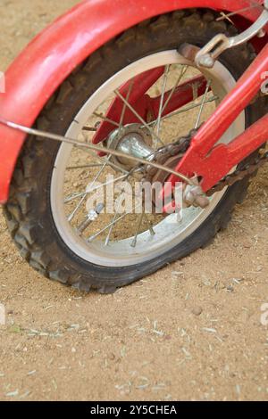gros plan du pneu à plat de vélo sur la surface de gravier de sable instable rugueux extérieur, pneu arrière de vélo panne rapide en raison de crevaison ou de déchirure, mise au point sélective Banque D'Images