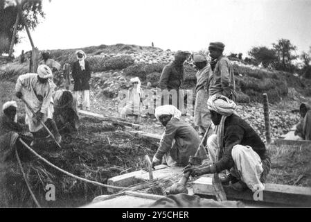 Première Guerre mondiale 1916 North West Frontier, Inde britannique. Construction de ponts Banque D'Images