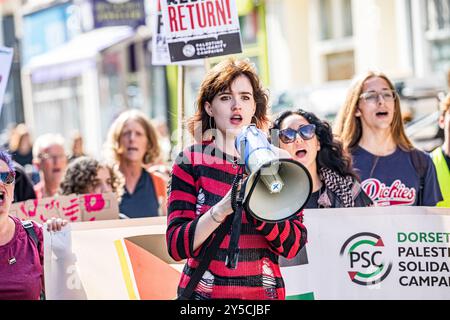 Dorchester, Royaume-Uni, le 21 septembre 2024, défilant des militants pro-palestiniens lors d'une marche 'End the Genocide - Stop arming Israel' dans le centre-ville de Dorchester. La campagne de solidarité Dorset Palestine s'est réunie devant le cinéma de l'Odéon et a défilé le long de South Street pour protester devant Barclays Bank, qui, selon le groupe, finance la guerre d'Israël avec le Hamas à Gaza. Crédit John Rose/Alamy Live News Banque D'Images