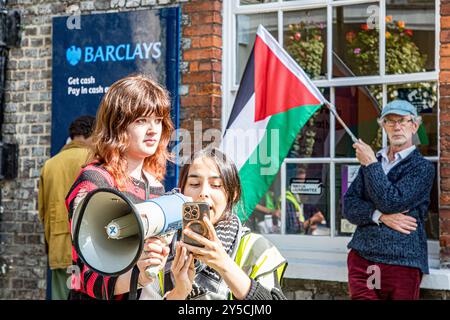 Dorchester, Royaume-Uni, le 21 septembre 2024, des militants pro-palestiniens se sont rassemblés à la Barclays Bank qui, selon le groupe, finance la guerre d'Israël avec le Hamas à Gaza, lors d'une marche 'End the Genocide - Stop armer Israël' dans le centre-ville de Dorchester. Crédit John Rose/Alamy Live News Banque D'Images