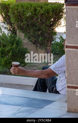 Homme mendiant à l'extérieur de l'église dans la ville de Zante Zakynthos, îles Ioniennes, Grèce Banque D'Images