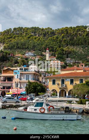 Bateaux de pêche traditionnels grecs dans le port de la ville de Zante, Zakynthos, îles Ioniennes, Grèce Banque D'Images