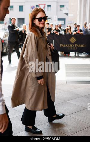 Julianne Moore arrive à son hôtel pendant la semaine de la mode de Milan collections femmes - printemps/été 2025 le 21 septembre 2024 à Milan, Italie. Photo de Marco Piovanotto/ABACAPRESS. COM Credit : Abaca Press/Alamy Live News Banque D'Images