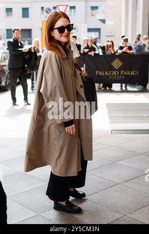 Julianne Moore arrive à son hôtel pendant la semaine de la mode de Milan collections femmes - printemps/été 2025 le 21 septembre 2024 à Milan, Italie. Photo de Marco Piovanotto/ABACAPRESS. COM Credit : Abaca Press/Alamy Live News Banque D'Images