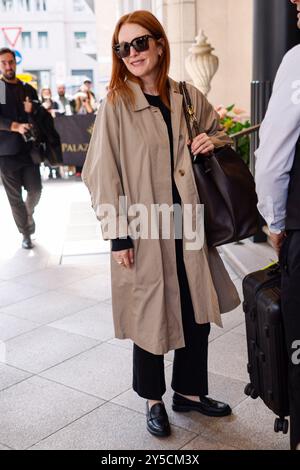 Julianne Moore arrive à son hôtel pendant la semaine de la mode de Milan collections femmes - printemps/été 2025 le 21 septembre 2024 à Milan, Italie. Photo de Marco Piovanotto/ABACAPRESS. COM Credit : Abaca Press/Alamy Live News Banque D'Images