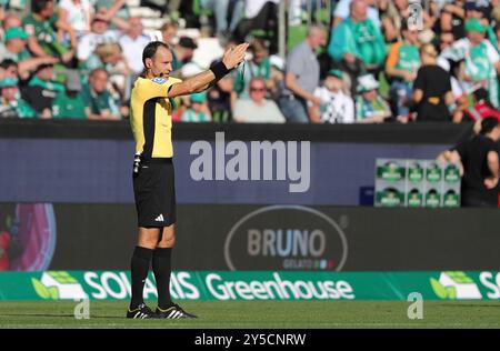 21.09.2024, wohninvest Weserstadion, Bremen, GER, 1.FBL SV Werder Bremen v. FC Bayern Muenchen im Bild/Pictures Shows Schiedsrichter Bastian Dankert Foto © nordphoto GmbH/Tauchnitz DFB RÉGLEMENTATIONS INTERDISENT TOUTE UTILISATION DE PHOTOGRAPHIES COMME SÉQUENCES D'IMAGES ET/OU QUASI-VIDÉO. Banque D'Images