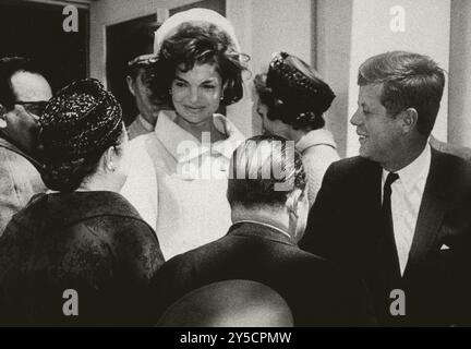 Le président John F. Kennedy et MM. Jacqueline Kennedy ont rencontré des dignitaires au Venezuela lors de leur visite en Amérique du Sud en décembre 1961 Banque D'Images