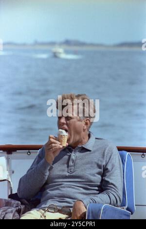 Le président John F. Kennedy prend un cornet de glace à bord de son bateau Honey Fitz à Hyannisport, Massachusetts, le 31 août 1963 Banque D'Images