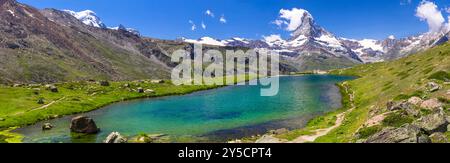 Célèbres itinéraires de randonnée en Suisse , canton du Valais - cinq plus beaux lacs de montagne à Zermatt. Vue panoramique sur le lac Stellisee et Matterhorn i. Banque D'Images