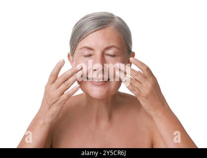 Belle femme faisant le massage facial sur fond blanc Banque D'Images