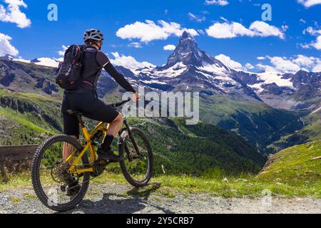 VTT dans les Alpes suisses. Sportif avec vélo avec vue imprenable sur Matterhorn. Célèbre sentier de randonnée cinq lacs près de Zermatt. Suisse Banque D'Images