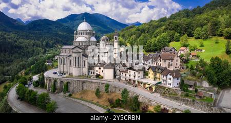 Piémont, Italie .majestueux Sanctuaire de Madonna del Sangue, Sanctuaire de Re - village pittoresque . lieux de culte célèbres. vue panoramique aérienne Banque D'Images