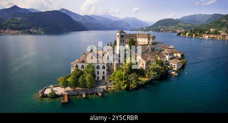 Les plus beaux villages italiens - unique île romantique San Giulio in Orta lac ( Lago di Orta) dans la province du Piémont de Novara . vue aérienne par drone Banque D'Images