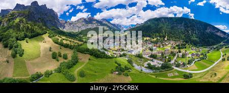 Suisse paysage et meilleure destination touristique dans le canton du Valais. Beau village de Leukerbad et station thermale, populaire pour l'été et l'hiver Activ Banque D'Images