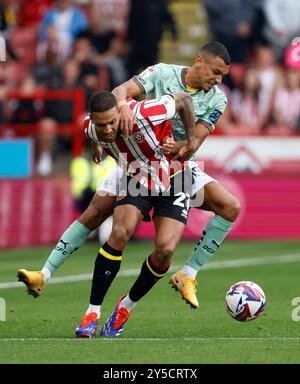 Vinicius Souza de Sheffield United (à gauche) et Kayden Jackson de Derby County se battent pour le ballon lors du Sky Bet Championship match à Bramall Lane, Sheffield. Date de la photo : samedi 21 septembre 2024. Banque D'Images