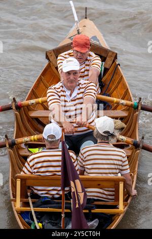 Londres, Royaume-Uni. 21 septembre 2024. Les participants prennent part à la Great River Race. Environ 300 équipages parcourent les 21,6 milles sur la Tamise de Millwall à Richmond dans une course pour des embarcations à siège fixe uniquement, basée sur le principe Watermen, où chaque équipage doit porter un passager et cox avec un drapeau de 3’ x 2’. Clubs d'aviron, pubs, écoles, sociétés de navigation de plaisance et les forces armées et plus encore du Royaume-Uni et du monde entier participent à l'événement caritatif, organisé depuis 1988. Credit : Stephen Chung / Alamy Live News Banque D'Images