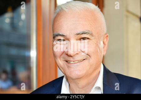 Pilsen, République tchèque. 21 septembre 2024. Le député et candidat leader Kamal Farhan sourit au siège électoral du mouvement ANO pour les élections régionales et le premier tour des élections sénatoriales, à Pilsen, en République tchèque, le 21 septembre 2024. Crédit : Miroslav Chaloupka/CTK photo/Alamy Live News Banque D'Images