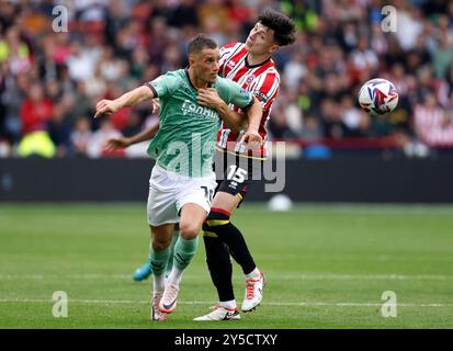 Jerry Yates du comté de Derby (à gauche) a été faussé par Anel Ahmedhodzic de Sheffield United lors du Sky Bet Championship match à Bramall Lane, Sheffield. Date de la photo : samedi 21 septembre 2024. Banque D'Images