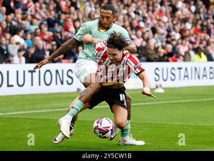 Nathaniel Mendez-Laing de Derby County (à gauche) et Callum O'Hare de Sheffield United se battent pour le ballon lors du Sky Bet Championship match à Bramall Lane, Sheffield. Date de la photo : samedi 21 septembre 2024. Banque D'Images