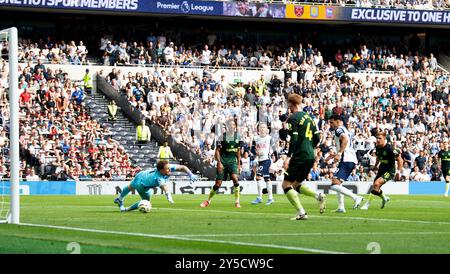 Londres, Royaume-Uni. 21 septembre 2024. Solanke de Tottenham Hotspur marque son équipe 1er but. Premier League match, Tottenham Hotspur contre Brentford au Tottenham Hotspur Stadium de Londres le samedi 21 septembre 2024. Cette image ne peut être utilisée qu'à des fins éditoriales. Usage éditorial exclusif photo par Sandra Mailer/Andrew Orchard photographie sportive/Alamy Live News crédit : Andrew Orchard photographie sportive/Alamy Live News Banque D'Images