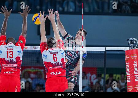 Spike of 10 Wassim Ben Tara (Sir Susa Vim Perugia) lors de Sir Susa Vim Perugia vs Gas Sales Bluenergy Piacenza, match de volleyball Italien Supercup Men à Florence, Italie, le 21 septembre 2024 Banque D'Images