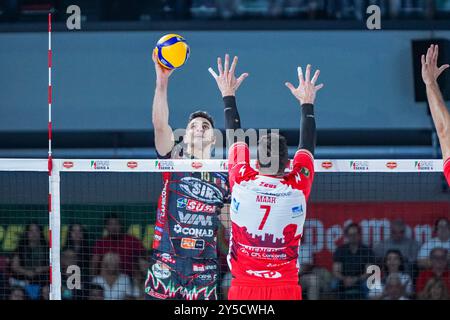 Spike of 10 Wassim Ben Tara (Sir Susa Vim Perugia) lors de Sir Susa Vim Perugia vs Gas Sales Bluenergy Piacenza, match de volleyball Italien Supercup Men à Florence, Italie, le 21 septembre 2024 Banque D'Images