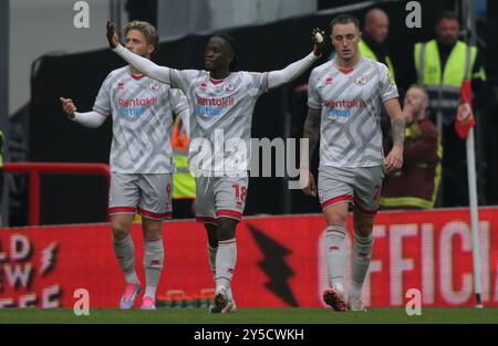 L'Armando Junior Quitirna de Crawley Town marque contre Wrexham lors du match de Sky Bet League One à Stok Racecourse, Wrexham. Date de la photo : samedi 21 septembre 2024. Banque D'Images