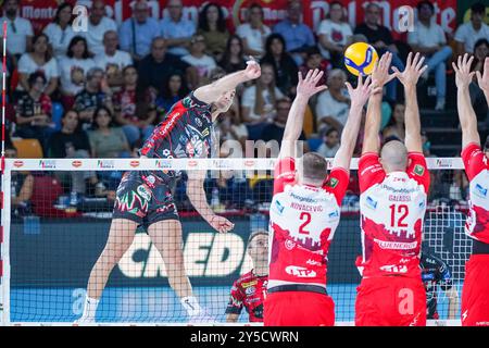 Spike of 10 Wassim Ben Tara (Sir Susa Vim Perugia) lors de Sir Susa Vim Perugia vs Gas Sales Bluenergy Piacenza, match de volleyball Italien Supercup Men à Florence, Italie, le 21 septembre 2024 Banque D'Images