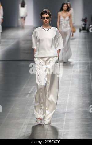 Milan, Italie. 21 septembre 2024. Milan Women's Fashion week : printemps / été 2025 - mode féminine, printemps été 2025.- Ermanno Scervino défilé de mode - sur la photo : modèle crédit : Independent photo Agency Srl/Alamy Live News Banque D'Images