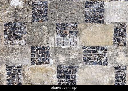 Silex à damier et mur de calcaire, église Saint-Nicolas de Mira, Steeple Langford, Wiltshire, un bâtiment classé Grade ll. Banque D'Images