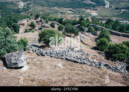 Echos antiques : les ruines intemporelles de Vila de Ansiães au milieu d'un paysage verdoyant (Portugal) Banque D'Images